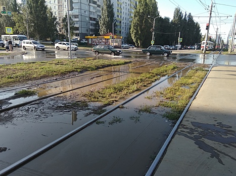 «Рельсы почти не видно из лужи»: в Самаре затопило перекресток на Ново-Садовой — Димитрова