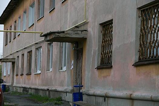 Подъезд одного из домов в Омске затопило фекалиями: ответ мэрии