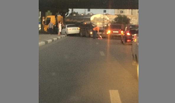 В Волгограде фура раздавила легковушку на Самарском разъезде