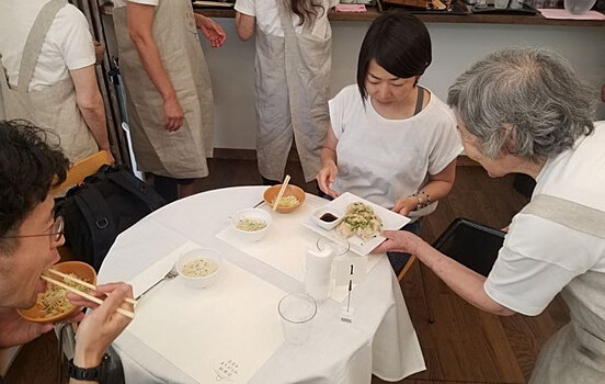 В Токио открылся ресторан неправильного обслуживания