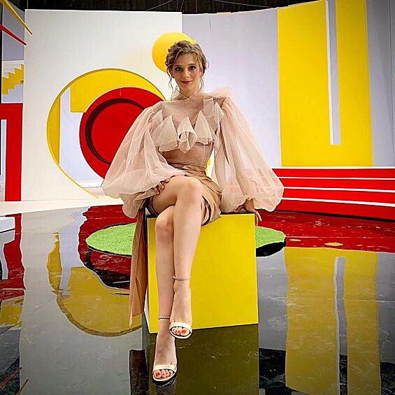 Елизавета Арзамасова стала известна благодаря роли девочки-вундеркинда в сериале «Папины дочки». Впервые Елизавета и Илья встретились около 10 лет назад на съемках проекта «Лед и пламень» на Первом канале, который курировал Авербух. Девушка тогда каталась в паре с Максимом Стависким и заняла второе место. 