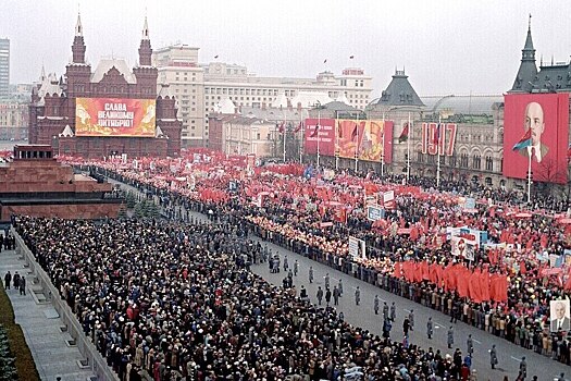 Песков заявил о потере праздником 7 ноября исторической релевантности