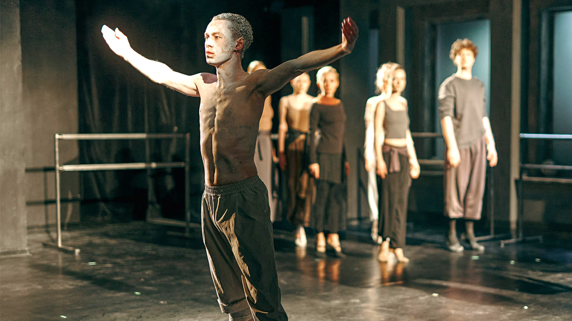 Смерть студента и кабаре для богемы: чем удивят московские театры в апреле