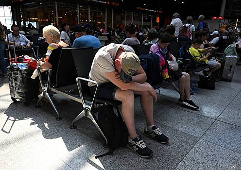 Сотни туристов застряли в российском аэропорту в ожидании вылета в Турцию