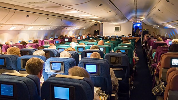 Россиян могут заставить платить за пронос на самолет телефона и верхней одежды