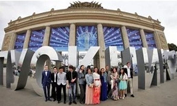 Мэр Москвы поздравил школьников с выпускным