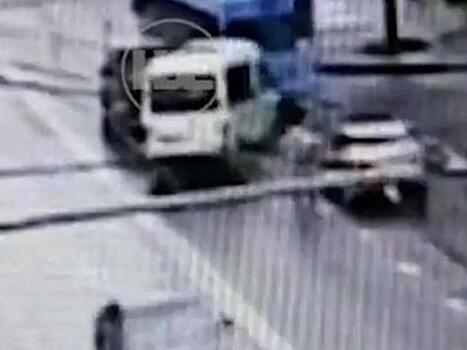 В Ленинградской области водитель Mercedes погиб после столкновения с грузовиком