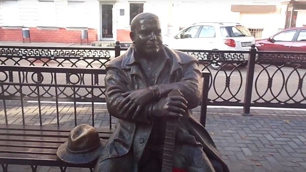 Жительница Твери устроила «шоу» у памятника Кругу