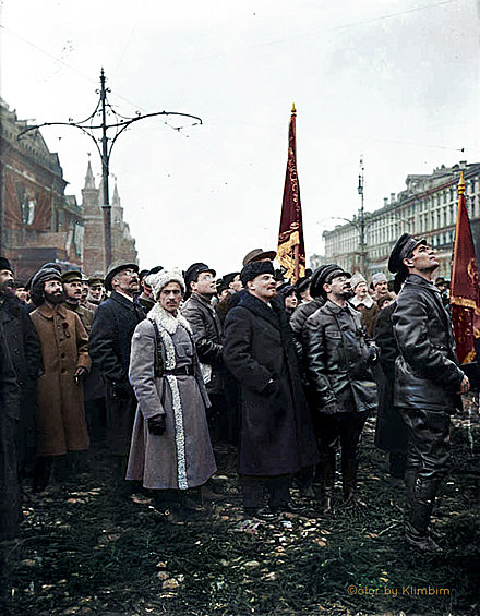 Владимир Ильич Ленин (в центре) и Яков Михайлович Свердлов (второй справа) осматривают временный памятник К. Марксу и Ф. Энгельсу, открытый на площади Революции в Москве. 7 ноября 1918 год