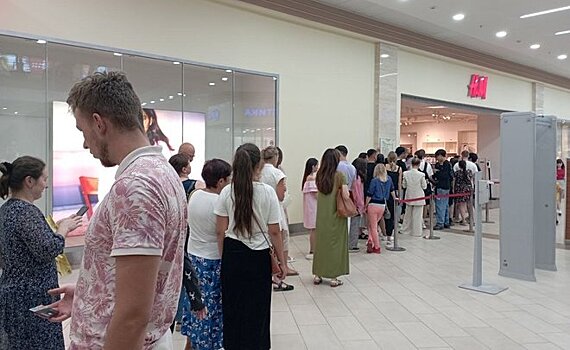 В магазин H&M в ТЦ "Южный" в Казани выстроилась очередь