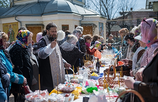 «Эти русские делают с яйцами и луком что-то странное». Жена священника — о Пасхе, куличах и иностранцах