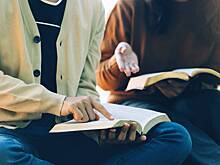 Школьникам на Украине выдали восхваляющие Зеленского учебники