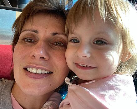 Светлана Зейналова прилетела с младшей дочерью в Турцию