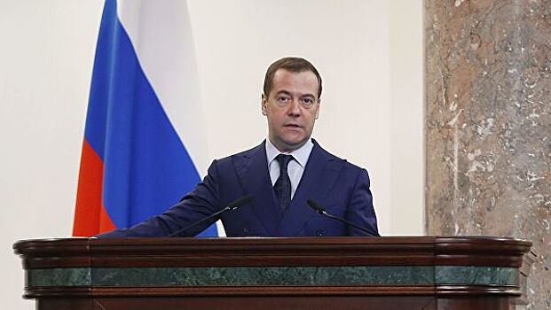 Медведев приостановил объединение Александринки и театра Волкова