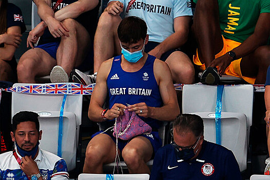 Чемпион Олимпиады связал сумку для медали во время соревнований на Играх