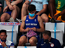 Чемпион Олимпиады связал сумку для медали во время соревнований на Играх