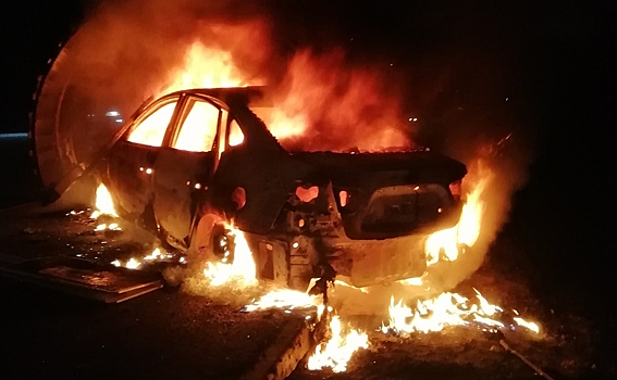 На Богашевском тракте автомобиль снес остановку и загорелся