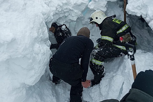 На Сахалине спасли мужчину, попавшего под лавину