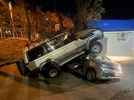 В Приморье женщина без прав на внедорожнике заехала на крышу другого автомобиля
