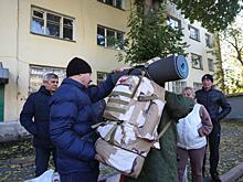 Мэр свердловского города проводил мобилизованных, вручив им флаг