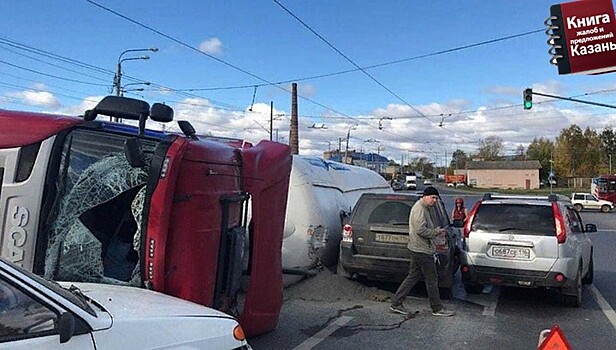 Момент падения автоцистерны на Кировской дамбе в Казани попал на видео