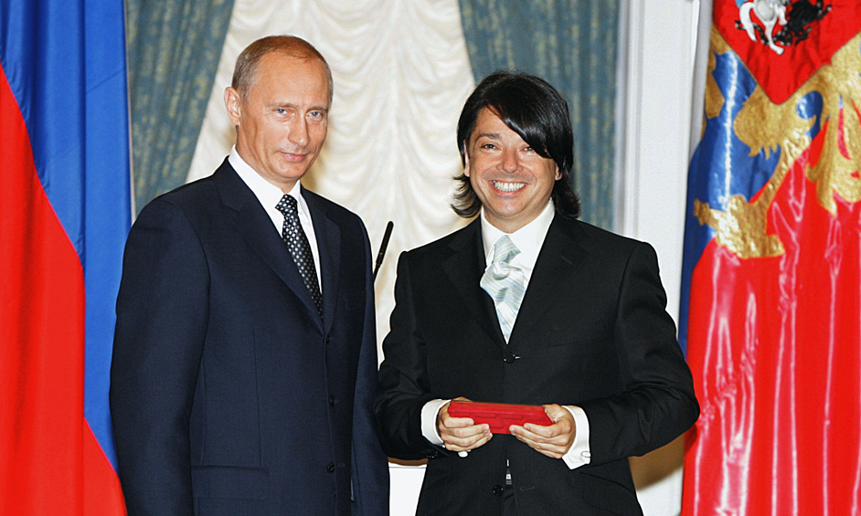 Президент России Владимир Путин и художник-модельер Валентин Юдашкин, получивший звание "Народный художник России", 2005 год