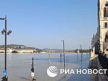 Вышедшая из берегов река затопила улицы европейской столицы и попала на видео