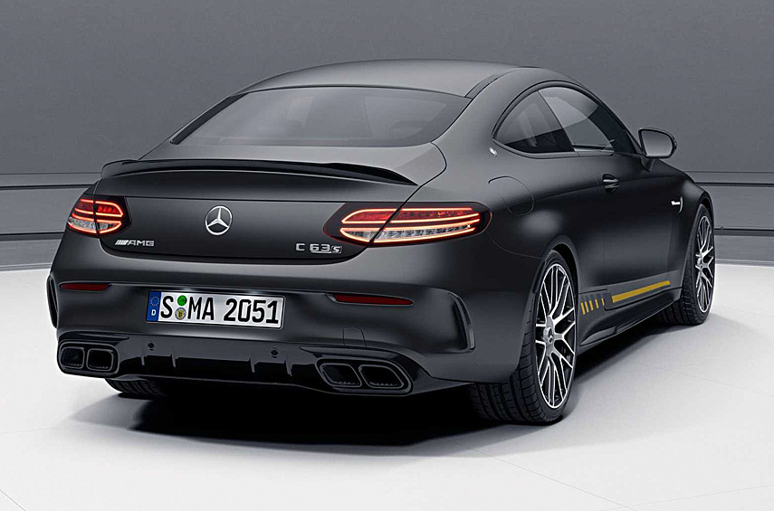 Кузова выкрашены в колер Graphite Grey из палитры Manufaktur и дополнены декором в жёлтом и тёмно-сером цвете. Кроме того, добавлены аэродинамические элементы из набора Exterior Carbon Package и особые колёсные диски диаметром 19 дюймов на передней оси и 20 дюймов на задней