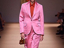 Кайя Гербер, Стелла Теннант и Джулианна Мур в ярких плащах и удобных въетнамках на подиуме Salvatore Ferragamo