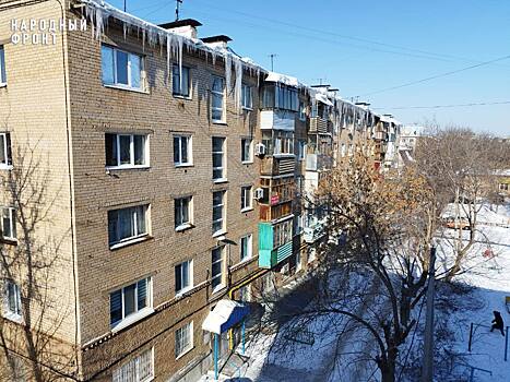 На крыше дома по ул. 60 Октября в Оренбурге образовались 3-метровые сосульки