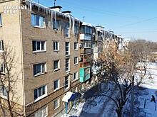На крыше дома по ул. 60 Октября в Оренбурге образовались 3-метровые сосульки