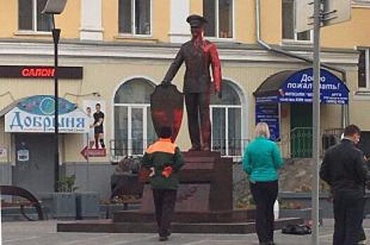 В Ульяновске ищут вандалов, разукрасивших памятник полицейскому