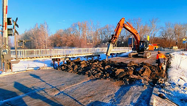 Профессионалы начали демонтаж дорожного полотна в Кемерове