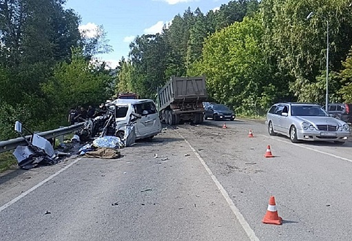 Проехали две аварии: очевидцы рассказали о семье новосибирцев, которые разбились на Алтае