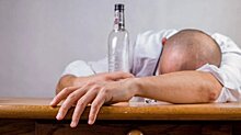 Нарколог сравнил прием алкоголя при стрессе с «быстроденьгами»