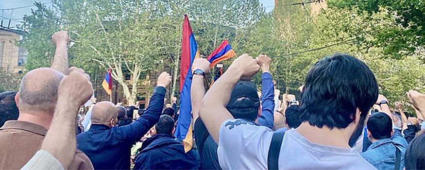 В Ереване активисты-оппозиционеры вновь устроили протесты и перекрыли улицы