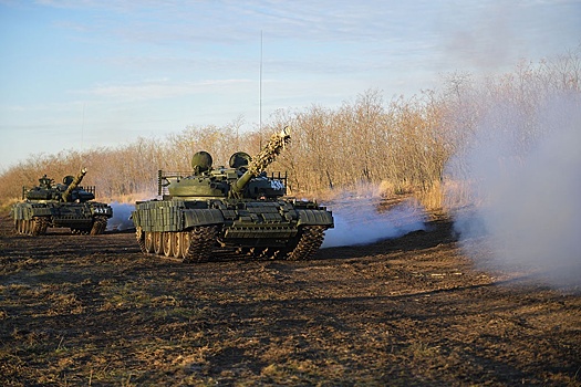 Танку Т-62М бойцы усилили защиту ходовой части