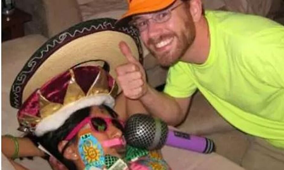 Возможно, эта девушка мечтала побывать на проекте «Голос», но не прошла отбор. А друзья пришли на помощь и соорудили настоящую звезду из неё с помощью пластыря и шляпы.  