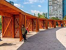 Возле центра фигурного катания в Ясеневе установили подвесные качели