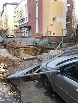 Пожарная машина не смогла подъехать к горящему дому в Верхних Печерах из-за коммунальных раскопок