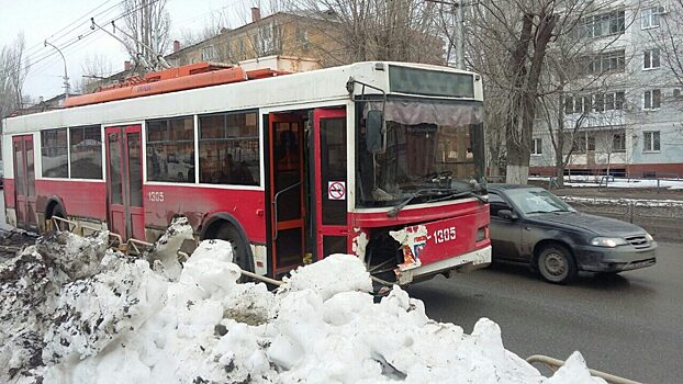 Троллейбус без тормозов протаранил забор в Саратове. ФОТО