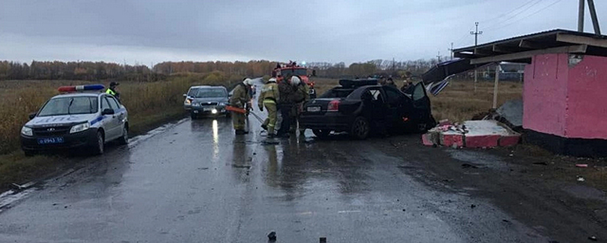 В Новосибирской области погиб водитель иномарки, врезавшись в остановку