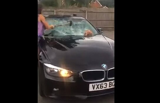 Жена разбила кувалдой BMW изменившего ей мужа