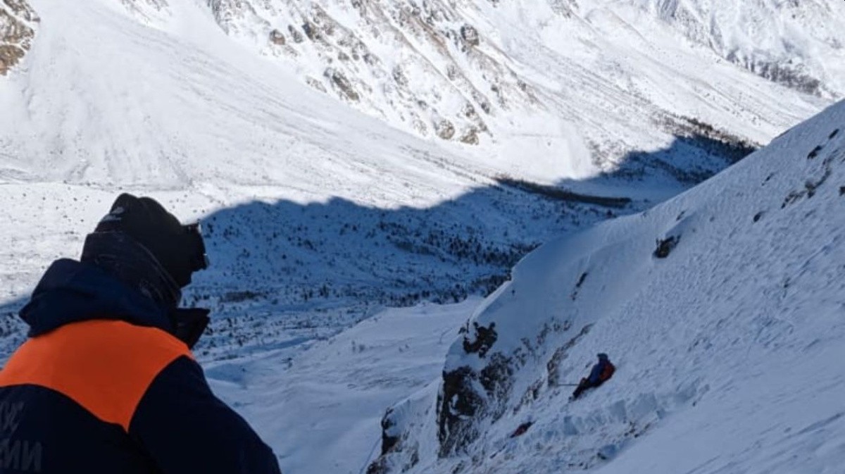 112: сноубордист из Воронежа спровоцировал сход лавины на горе Чегет и погиб