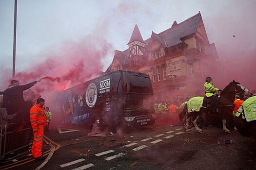 "Ливерпуль" могут наказать за нападение фанатов на автобус "Манчестер Сити"