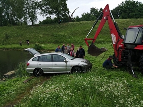 В Галиче автомобиль «нырнул» в глубокий пруд (ФОТО)