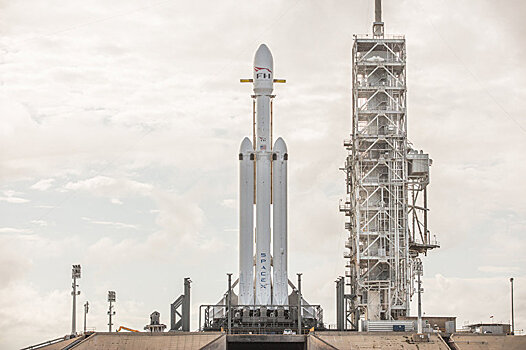 Новая ракета-носитель Falcon Heavy отправила в космос спорткар Маска