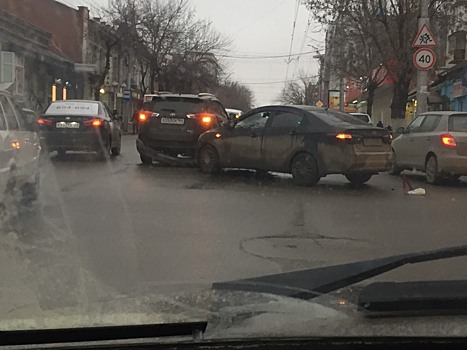 На Чапаева KIA влетела из-за поворота в Toyota