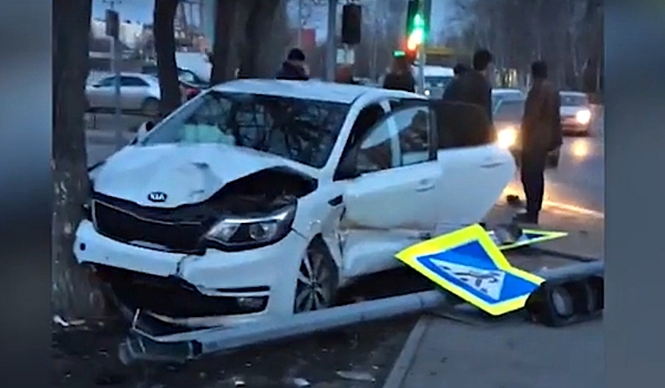 На Чернышевского водители двух иномарок сбили пешеходов и снесли дорожный знак