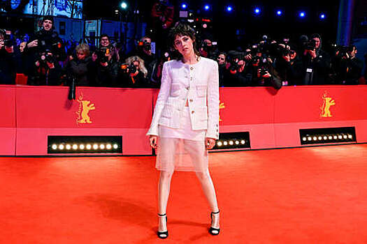 Актриса Кристен Стюарт пришла на кинофестиваль с грязными волосами и в полупрозрачной юбке